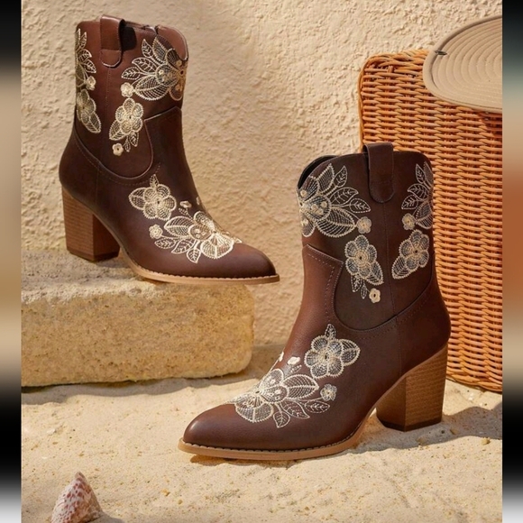 WOMENFASHIONABLE WESTERN STYLE FLORAL EMBROIDERY CHUNKY HEEL POINTED ANKLE BOOTS - Picture 1 of 6